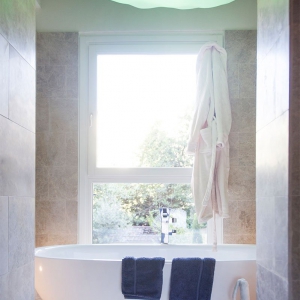 BLUE KLEIN bathtub cromotherapy 2