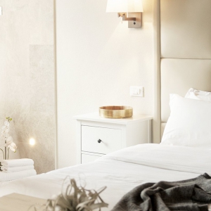 GIALLO DI NAPOLI bedroom bathtub